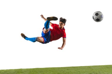 Genç sporcunun tam boy yatay portresi, hareket halindeki futbol oyuncusu beyaz arka planda izole edilmiş.