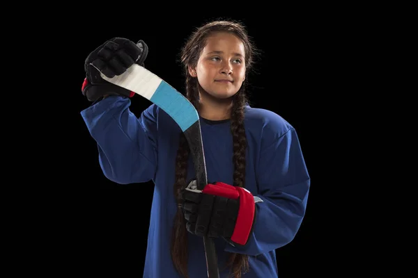 Retrato horizontal recortado del jugador de hockey joven en uniforme, sosteniendo palo de hockey aislado sobre fondo negro —  Fotos de Stock