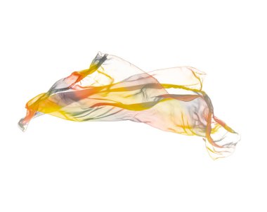 Pürüzsüz, şeffaf, çok renkli sarı kumaş beyaz stüdyo arka planında izole edilmiş. Uçan ipek kumaşın dokusu