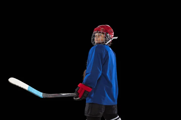 Rückseite ausgeschnittenes Porträt eines kleinen Mädchens, das professionelles Hockey spielt, isoliert über schwarzem Speck — Stockfoto