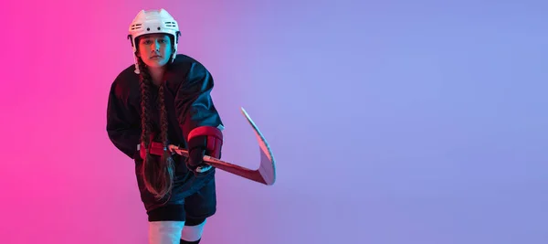 Οριζόντια πορτρέτο του παιδιού επαγγελματίας παίκτης χόκεϊ απομονώνονται σε κλίση ροζ μωβ φόντο — Φωτογραφία Αρχείου