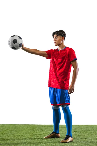 Ganztägiges Porträt eines jungen männlichen Fußballspielers, der Ball mit einer Hand über weißem Hintergrund hält. — Stockfoto