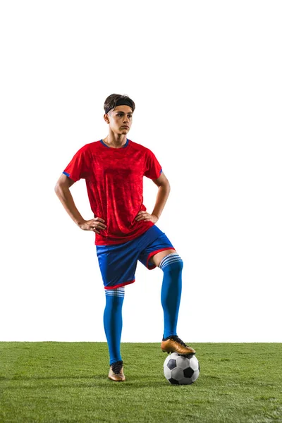 Retrato vertical completo de jovem jogador de futebol masculino em pé no campo de futebol isolado sobre fundo branco — Fotografia de Stock