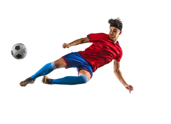 Ritratto orizzontale a figura intera di giovane, allenamento di calciatore isolato su sfondo bianco. In un salto — Foto Stock