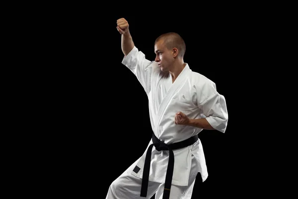 Imagen recortada de entrenamiento de combate de karate profesional joven aislado sobre fondo negro —  Fotos de Stock