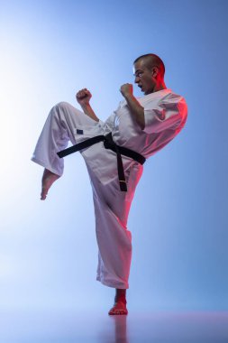 Karate, judo, tekvando gibi dövüş sanatlarını icra eden beyaz arkaplanda izole edilmiş Kafkas sporcusunun tam boy portresi.