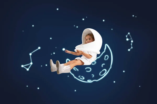 Kreatív alkotás a kis aranyos lány úgy tesz, mintha űrhajós elszigetelt sötét kék háttér fehér tér rajzok. — Stock Fotó