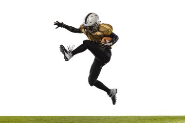 Profesyonel Amerikan futbolcu eğitiminin tam boy yatay portresi beyaz arka planda izole edildi