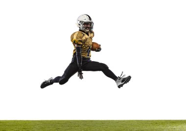 Profesyonel Amerikan futbolcu eğitiminin tam boy yatay portresi beyaz arka planda izole edildi