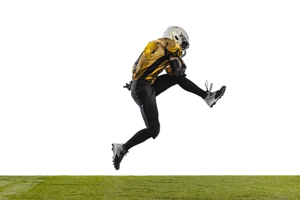 Un giocatore di football americano professionista in un movimento isolato su sfondo bianco — Foto Stock