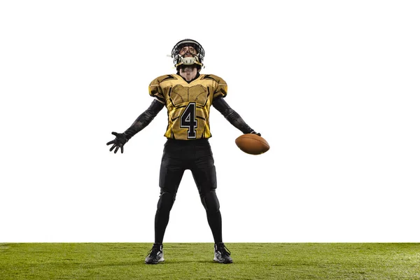 Ritratto a figura intera di giocatore di football americano professionista in uniforme in posa vincente isolato su baclground bianco — Foto Stock