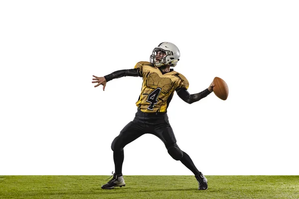 Ritratto orizzontale a figura intera del giocatore di football americano professionista in uniforme speciale isolato su fondo di erba bianca — Foto Stock