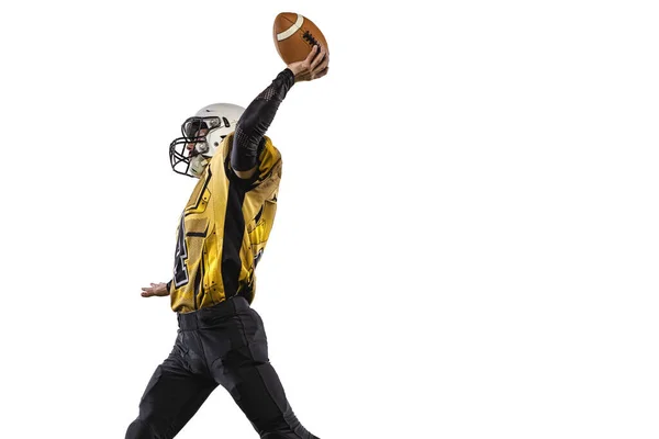Un giocatore di football americano professionista in uniforme speciale isolato su sfondo pavimento in erba bianca. Immagine ritagliata — Foto Stock