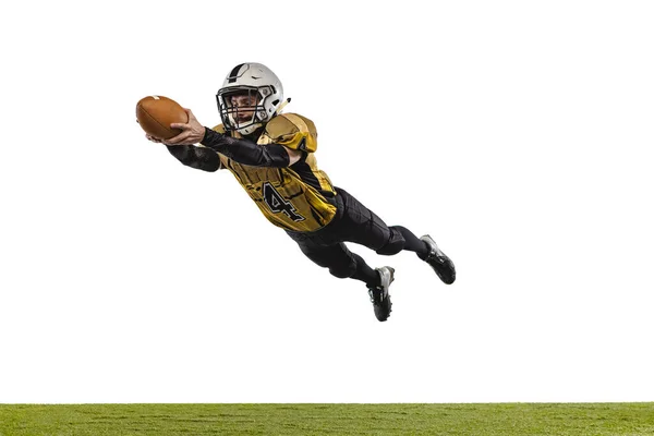 Retrato de larga duración del jugador de fútbol americano profesional en uniforme especial atrapando una pelota aislada sobre fondo de suelo de hierba blanca — Foto de Stock