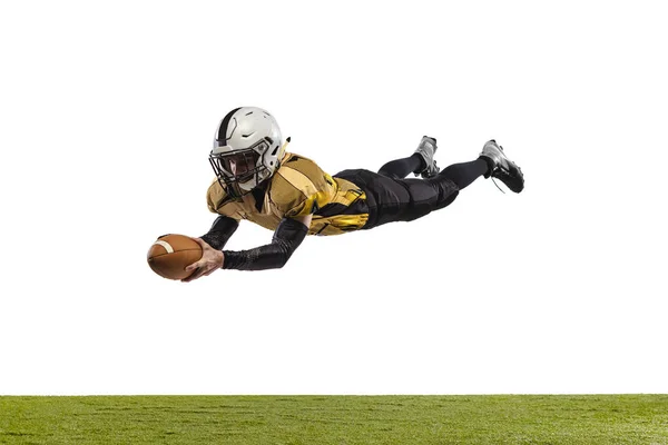 Ritratto a figura intera di giocatore di football americano professionista in uniforme speciale cattura di una palla isolata su sfondo erba bianca — Foto Stock