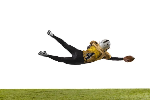 Un giocatore di football americano professionista in uniforme speciale isolato su fondo di erba bianca — Foto Stock