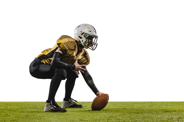 Giocatore di football americano in uniforme di formazione isolato su erba pavimentazione sfondo bianco. Vista laterale — Foto Stock