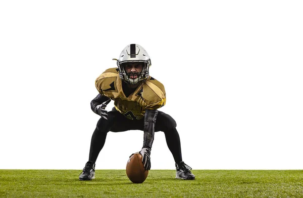 Giocatore di football americano in uniforme di formazione isolato su erba pavimentazione sfondo bianco. — Foto Stock