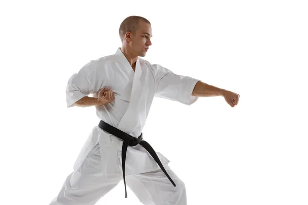 Retrato recortado de esportista caucasiano em pé em pose de soco isolado sobre fundo branco. Karatê, judô, taekwondo sport — Fotografia de Stock