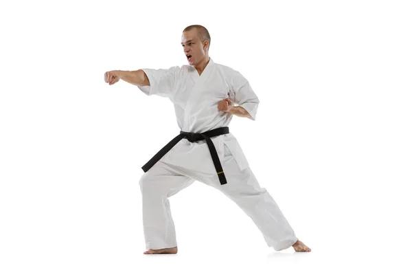 Fullständigt porträtt av en kaukasisk idrottsman i kimono med svart bälte utbildning isolerad över vit bakgrund. Karate, judo, taekwondo sport — Stockfoto