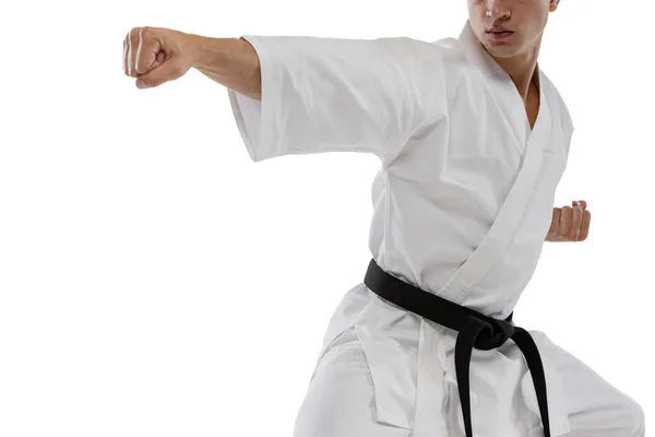 Ritratto a figura intera di sportivo caucasico in piedi davanti pugno posa isolata su sfondo bianco. Karate, judo, taekwondo sport — Foto Stock