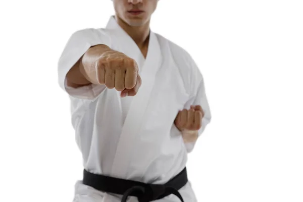Ολο το μήκος πορτρέτο του καυκάσιου αθλητή που στέκεται στο μπροστινό χέρι punchpose απομονώνονται σε λευκό φόντο. Καράτε, τζούντο, taekwondo άθλημα — Φωτογραφία Αρχείου