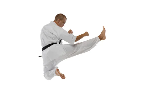 Rückseite Porträt eines kaukasischen Sportlers, der isoliert vor weißem Hintergrund trainiert. Karate, Judo, Taekwondo — Stockfoto