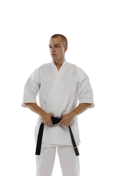 Porträtt av en kaukasisk professionell idrottsman i kimono isolerad över vit bakgrund. Karate, judo, taekwondo sport — Stockfoto