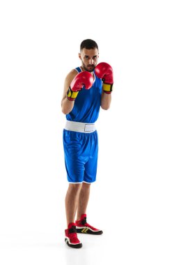 Güçlü yumruklar. Mavi üniformalı profesyonel bir boksör beyaz arka planda izole edilmiş.