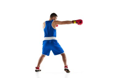 Mavi üniformalı profesyonel bir boksör beyaz arka planda izole edilmiş. Arka plan