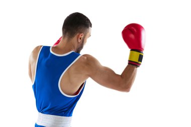 Beyaz arka planda izole edilmiş mavi üniformalı profesyonel bir boksörün arka plan portresi