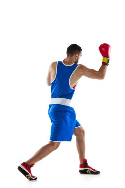 Beyaz arka planda izole edilmiş mavi üniformalı profesyonel bir boksörün tam boy dikey portresi. Arka plan