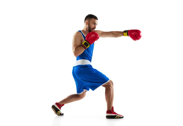 一个穿着蓝色制服训练的职业拳击手的全长图像，独立于白色背景之外。侧视图 — 图库照片