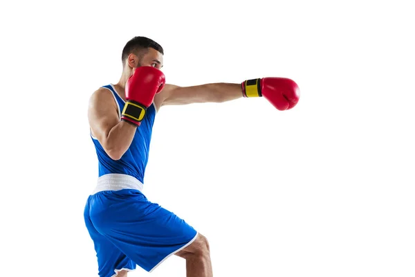 白い背景に隔離された青い制服の訓練でプロのボクサーのトリミング画像。サイドビュー — ストック写真