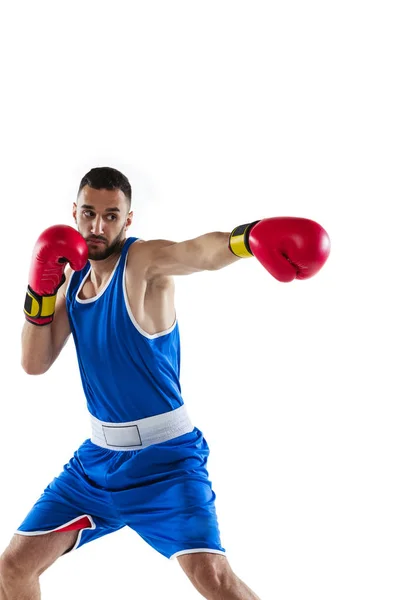 Un boxeador profesional en uniforme azul entrenando aislado sobre fondo blanco. — Foto de Stock