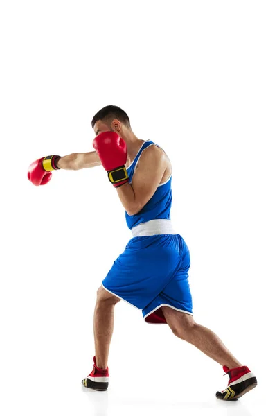 Puños fuertes. Un boxeador profesional en uniforme azul entrenando aislado sobre fondo blanco —  Fotos de Stock