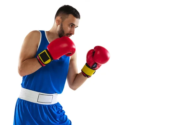 Retrato de un boxeador profesional en entrenamiento uniforme azul aislado sobre fondo blanco — Foto de Stock