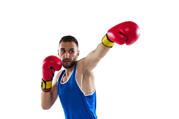 Retrato de un boxeador profesional en entrenamiento uniforme azul aislado sobre fondo blanco — Foto de Stock