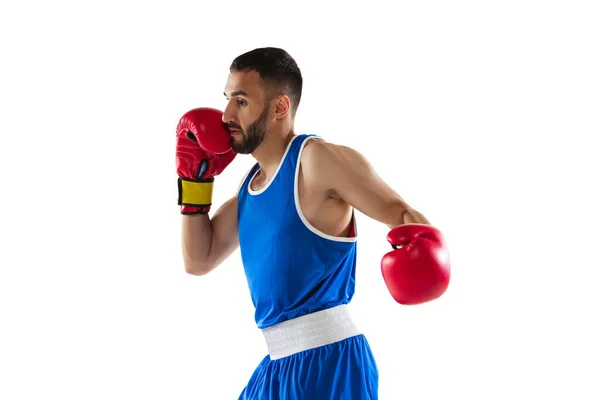 Oefenen met slaan. Gesneden portret van jonge professionele mannelijke bokser in handschoenen training geïsoleerd over witte achtergrond. — Stockfoto