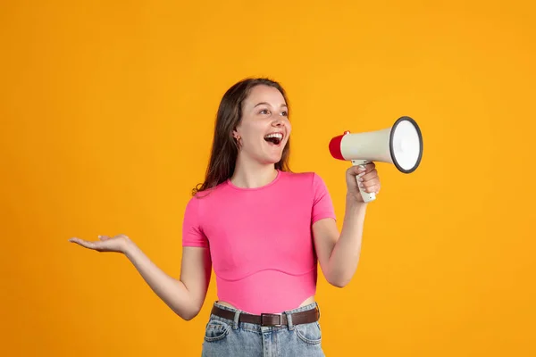 Retrato recortado de menina bonita jovem gritando em megafone isolado sobre fundo estúdio laranja — Fotografia de Stock