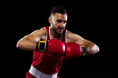 Profesyonel boksörün kesilmiş portresi siyah arka planda izole edilmiş boks eldivenleriyle el ele tutuşuyor. Antrenman. Sağlık, spor, hareket konsepti. İlan için alanı kopyala