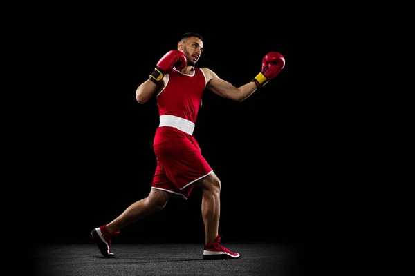 アッパーカットのポーチ 黒の背景に隔離された赤の均一な訓練の1つのプロボクサーの肖像画 戦闘機の練習中 スポーツ 運動の概念 広告のコピースペース — ストック写真