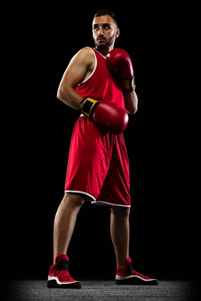 Onderaanzicht Een Professionele Bokser Uniform Bokshandschoenen Geïsoleerd Zwarte Achtergrond Concept — Stockfoto