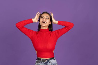 Genç, güzel bir kız gülümsüyor ve poz veriyor.