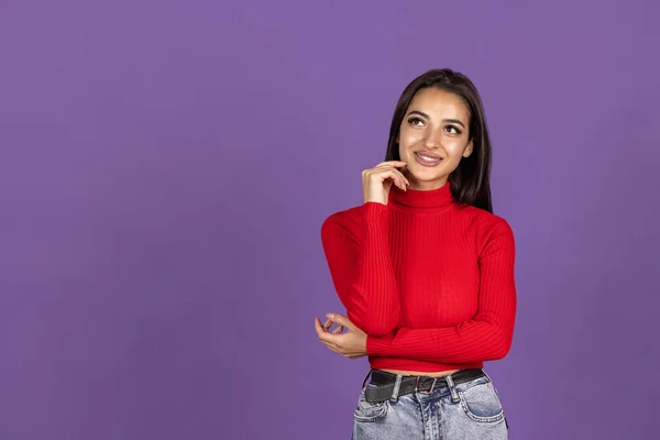 Giovane bella ragazza caucasica posa isolata su sfondo viola. Sognando — Foto Stock