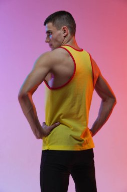 Gradyan stüdyo arka planında izole edilmiş genç erkek sporcunun arka plan portresi
