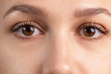 Güzel kahverengi gözlerin farklı duygular gösteren yakın plan kesilmiş görüntüsü. Sakin ol..