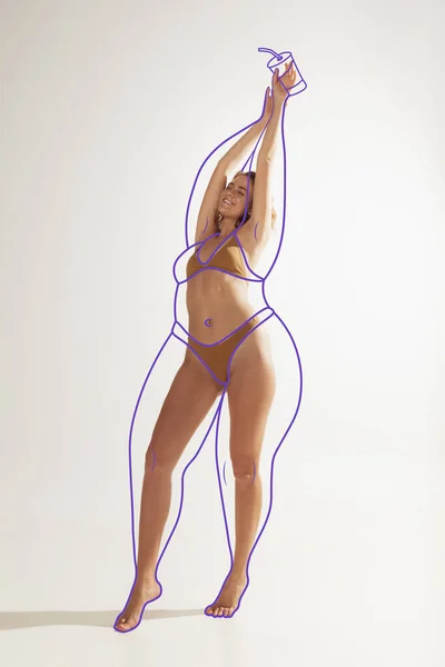 Красивая улыбающаяся женщина с перефектной формой тела изолирована на сером фоне. Спорт и здоровье — стоковое фото