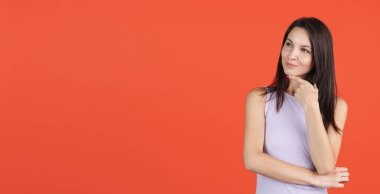 Kırmızı arka planda izole edilmiş güzel bir kadının kesilmiş portresi. El ilanı