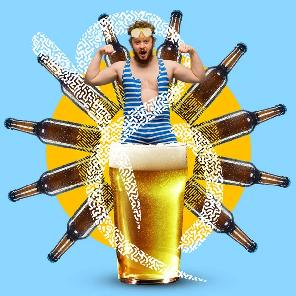 Collage de arte contemporáneo. Hombre en traje de baño de pie en vidrio con cerveza espumada de cerveza fría aislada sobre fondo azul. Botellas de cerveza volante —  Fotos de Stock